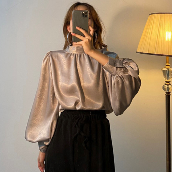 Stiilne kõrge krae ja laiade varrukatega naiste pluus