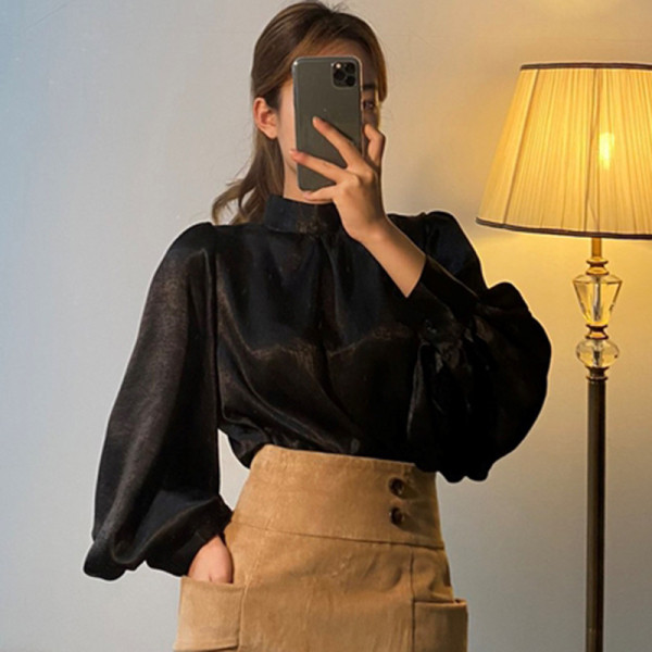 Stiilne kõrge krae ja laiade varrukatega naiste pluus