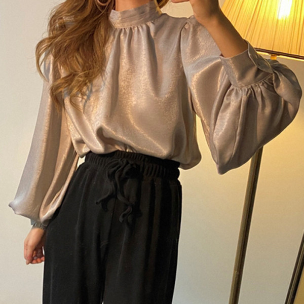 Stiilne kõrge krae ja laiade varrukatega naiste pluus