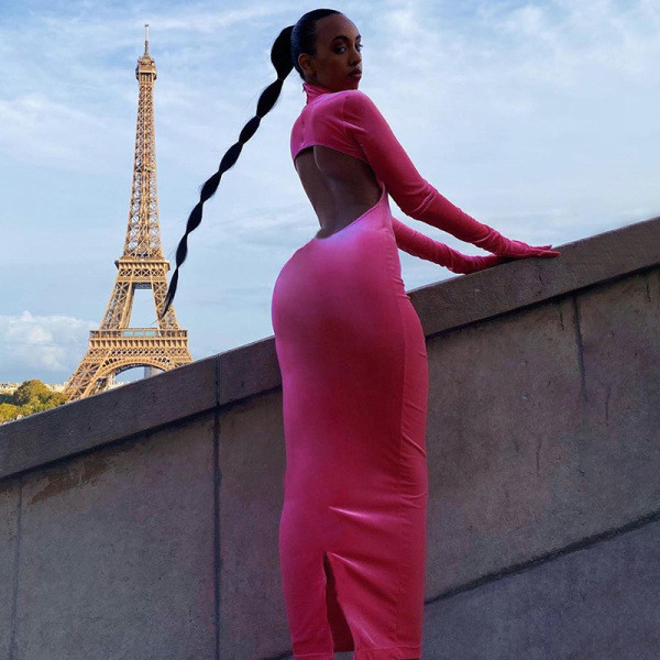 Hosszú női bársonyruha testre szabott modell csupasz háttal és hosszú ujjakkal