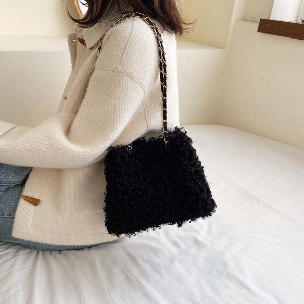 Modern női pehelytáska lánccal