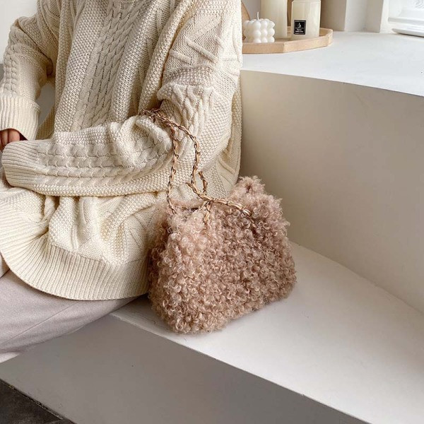 Modern női pehelytáska lánccal