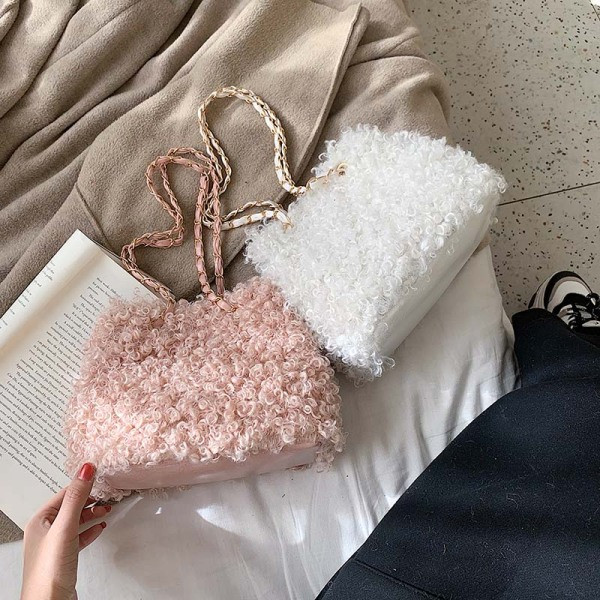 Modern női pehelytáska lánccal