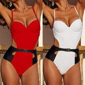 Teljes fürdőruha kivágással és pántokkal