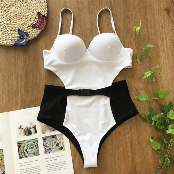 Teljes fürdőruha kivágással és pántokkal