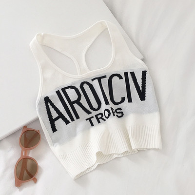 Rövid női felső, hímzéssel