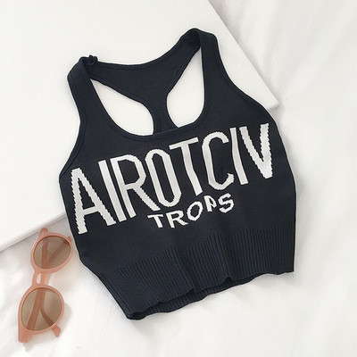 Rövid női felső, hímzéssel