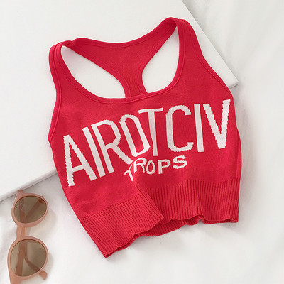 Rövid női felső, hímzéssel