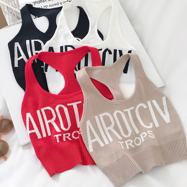 Rövid női felső, hímzéssel