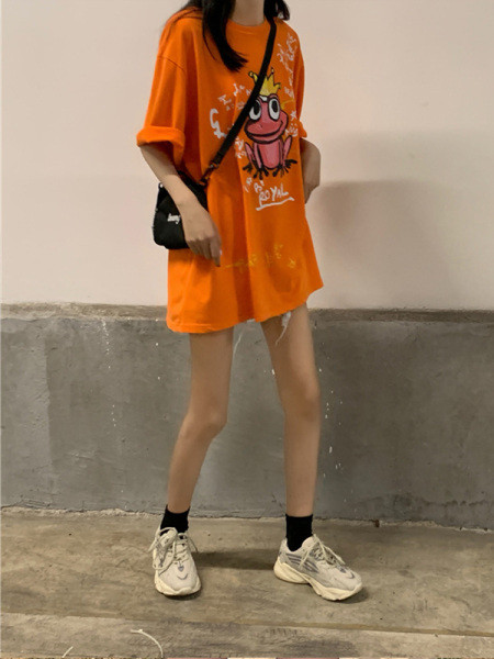 Széles modell női póló színes rátéttel és feliratokkal