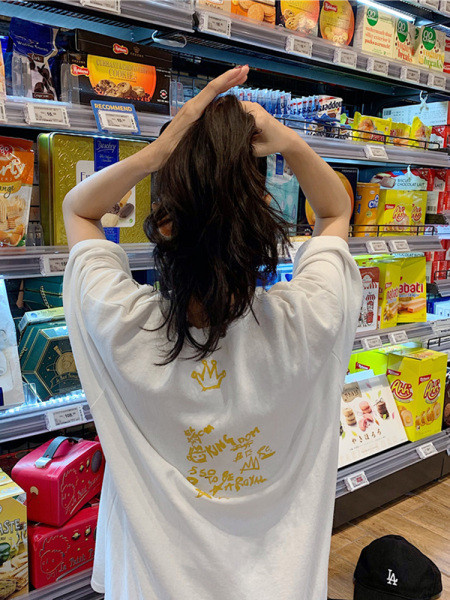 Széles modell női póló színes rátéttel és feliratokkal