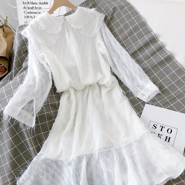 Női sifon ruha ovális nyakkivágással és hímzéssel