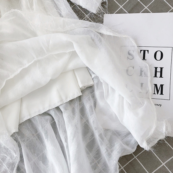 Női sifon ruha ovális nyakkivágással és hímzéssel