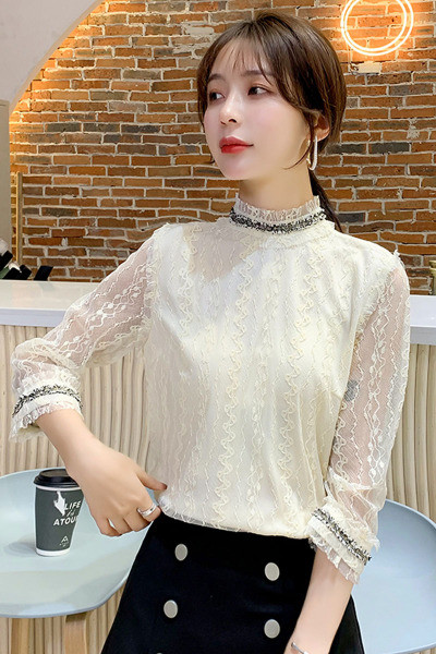 Stílusos női ing magas gallérral, kövekkel és csipkeujjakkal