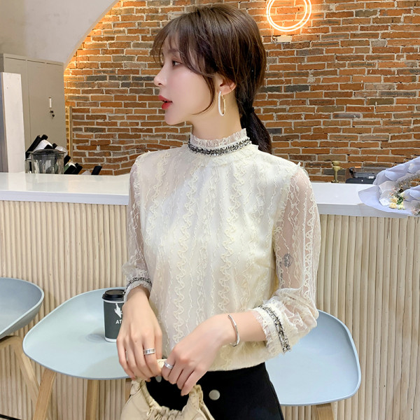 Stílusos női ing magas gallérral, kövekkel és csipkeujjakkal