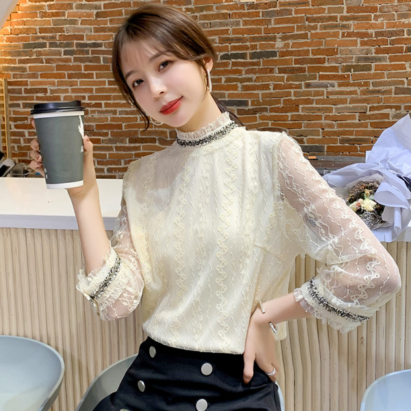 Stílusos női ing magas gallérral, kövekkel és csipkeujjakkal