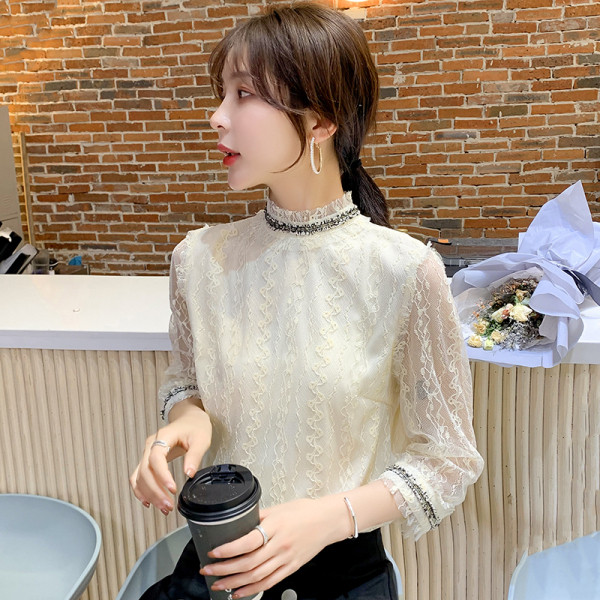 Stílusos női ing magas gallérral, kövekkel és csipkeujjakkal