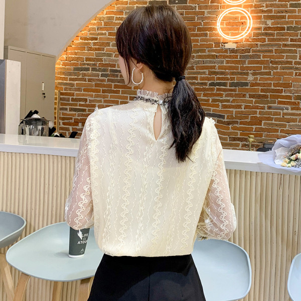 Stílusos női ing magas gallérral, kövekkel és csipkeujjakkal