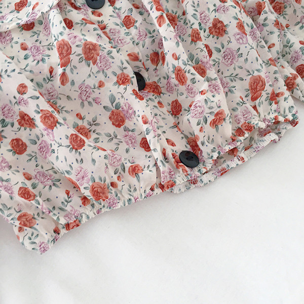 Lilleline daamipluus pikkade varrukate ja nööpidega