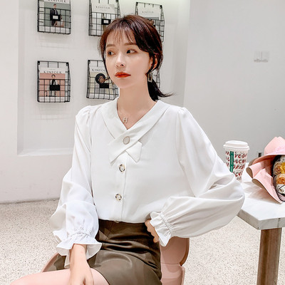 Stílusos női ing gombokkal és hosszú ujjú fehér színben