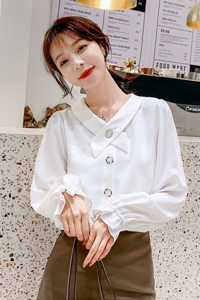 Stílusos női ing gombokkal és hosszú ujjú fehér színben