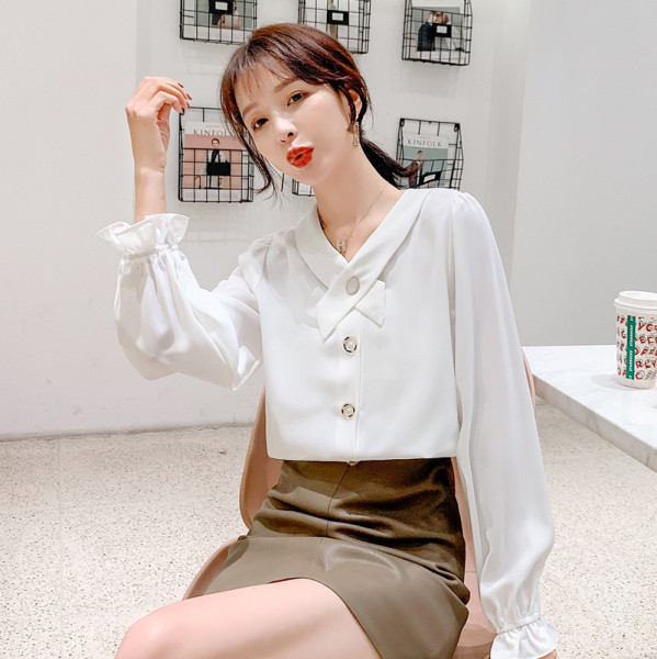 Stílusos női ing gombokkal és hosszú ujjú fehér színben