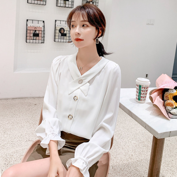 Stílusos női ing gombokkal és hosszú ujjú fehér színben