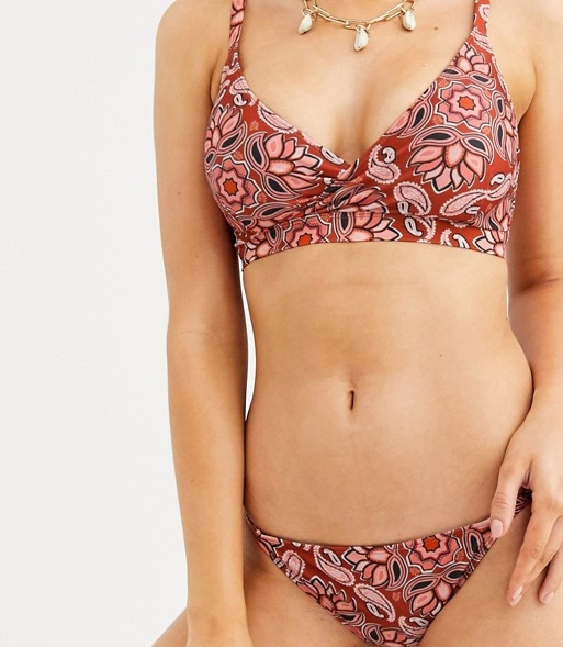 Kétrészes női fürdőruha virágmintával, háromszög alakú felsővel