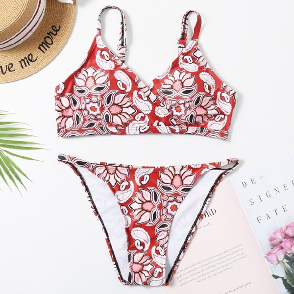 Kétrészes női fürdőruha virágmintával, háromszög alakú felsővel