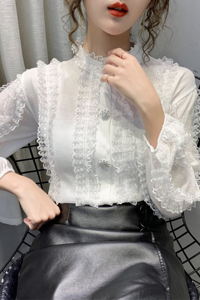 Stílusos női ing gombokkal, fürtökkel és hosszú ujjakkal