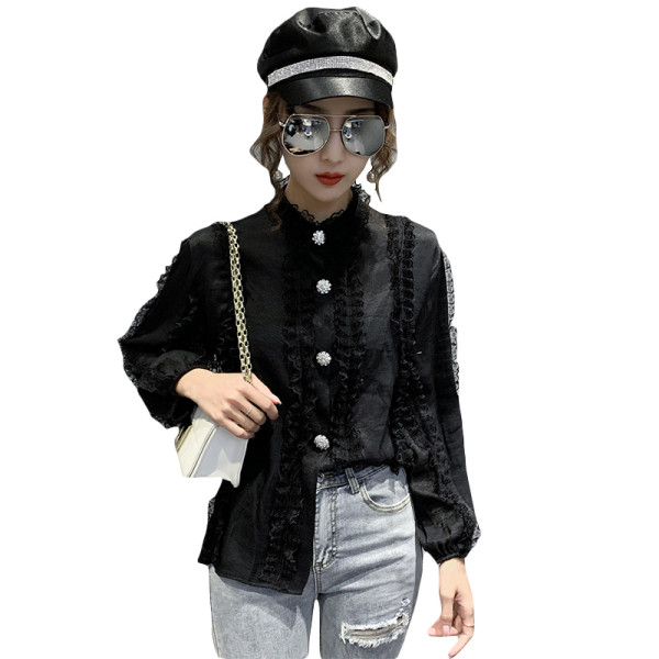 Stílusos női ing gombokkal, fürtökkel és hosszú ujjakkal