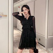 Modern, fényes női ruha hosszú ujjú, spitz nyakkivágással