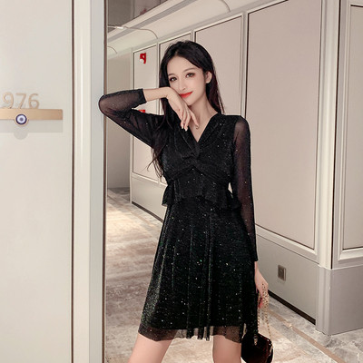 Modern, fényes női ruha hosszú ujjú, spitz nyakkivágással