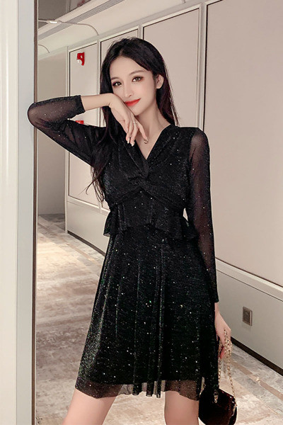 Modern, fényes női ruha hosszú ujjú, spitz nyakkivágással