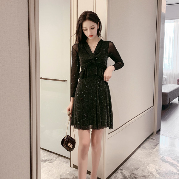 Modern, fényes női ruha hosszú ujjú, spitz nyakkivágással