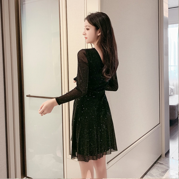 Modern, fényes női ruha hosszú ujjú, spitz nyakkivágással