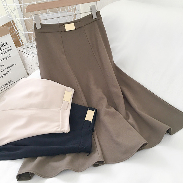 Retro női szoknya magas derékkal és fém elemmel - szabású modell