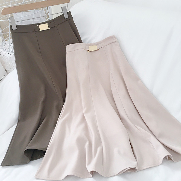 Retro női szoknya magas derékkal és fém elemmel - szabású modell