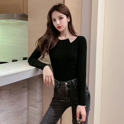 Moteriška palaidinė su ovalia iškirpte ir ilgomis rankovėmis