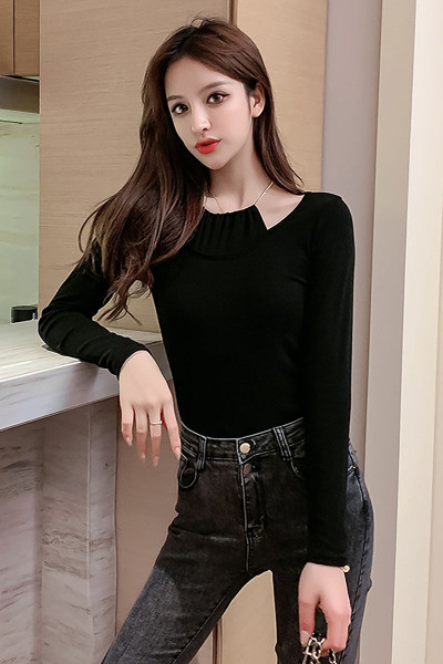 Moteriška palaidinė su ovalia iškirpte ir ilgomis rankovėmis