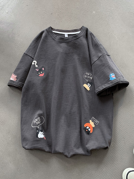 Modern férfi póló ovális nyakkivágással, rövid ujjakkal és rátétekkel