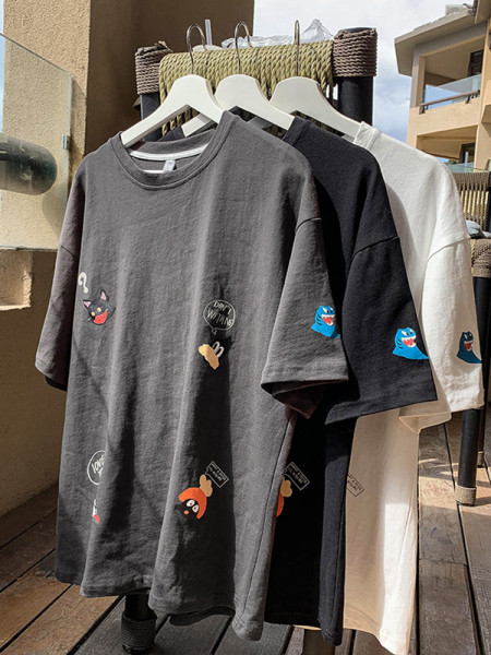 Modern férfi póló ovális nyakkivágással, rövid ujjakkal és rátétekkel