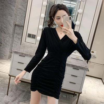 Alkalmi női ruha hosszú ujjal és spitz nyakkivágással