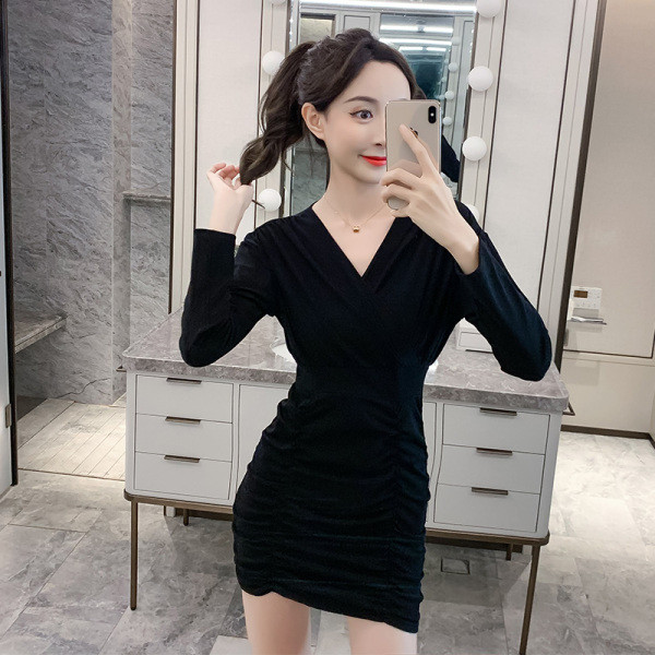 Alkalmi női ruha hosszú ujjal és spitz nyakkivágással