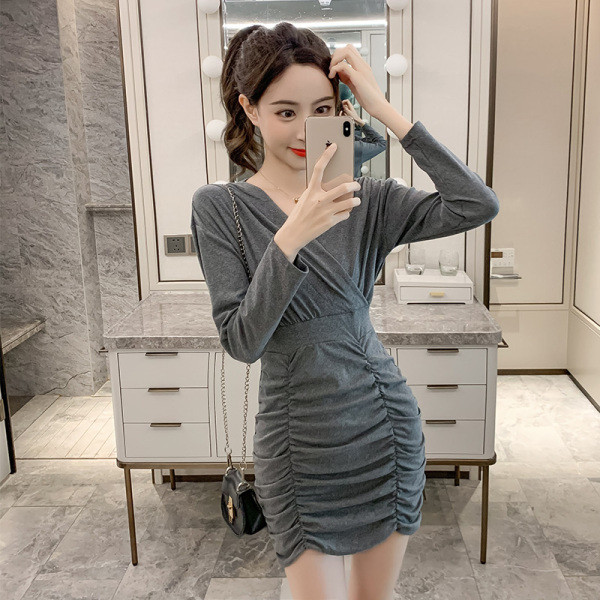 Alkalmi női ruha hosszú ujjal és spitz nyakkivágással