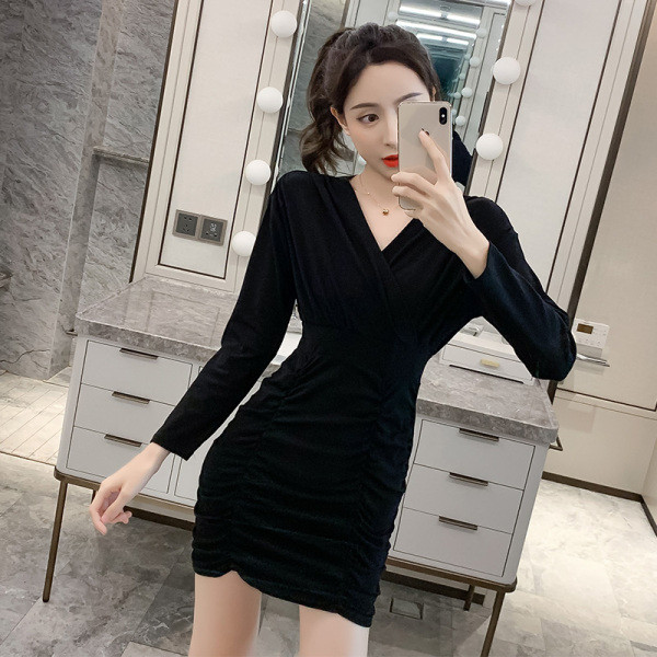 Alkalmi női ruha hosszú ujjal és spitz nyakkivágással