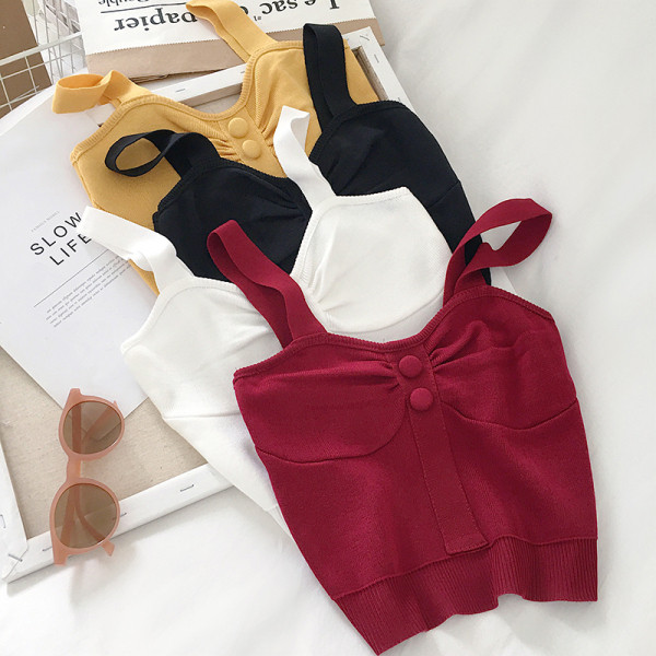 Kötött női felső, vastag pántokkal és gombokkal