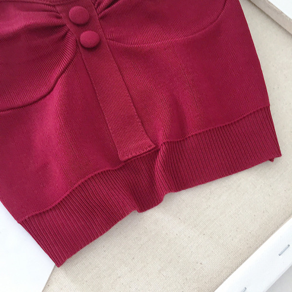 Kötött női felső, vastag pántokkal és gombokkal