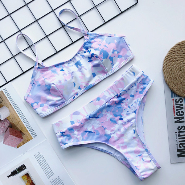 Színes kétrészes fürdőruha magas derekú nadrággal