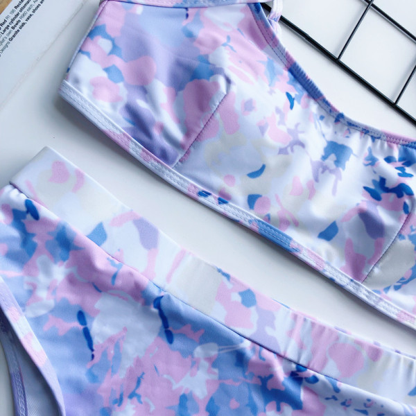 Színes kétrészes fürdőruha magas derekú nadrággal